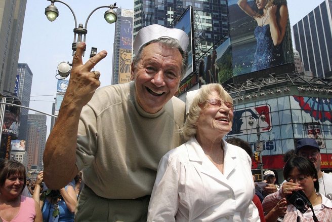 Carl Muscarello y la enfermera Edith Shain se reencontraron en 2005. 