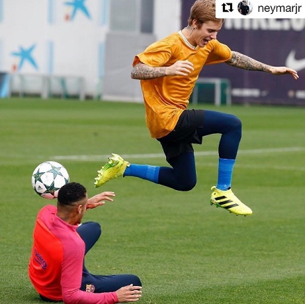 Justin Bieber juega con Neymar.