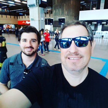 El periodista Rafael Henzel, publicó esta fotografía en su cuenta de Instagram antes de partir hacia Colombia.