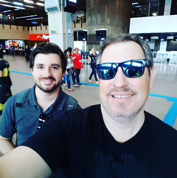 El periodista Rafael Henzel, publicó esta fotografía en su cuenta de Instagram antes de partir hacia Colombia.