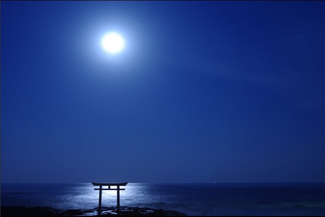 La superluna desde Oarai Isosaki Jinja en Ibaraki. (@wang_ren)