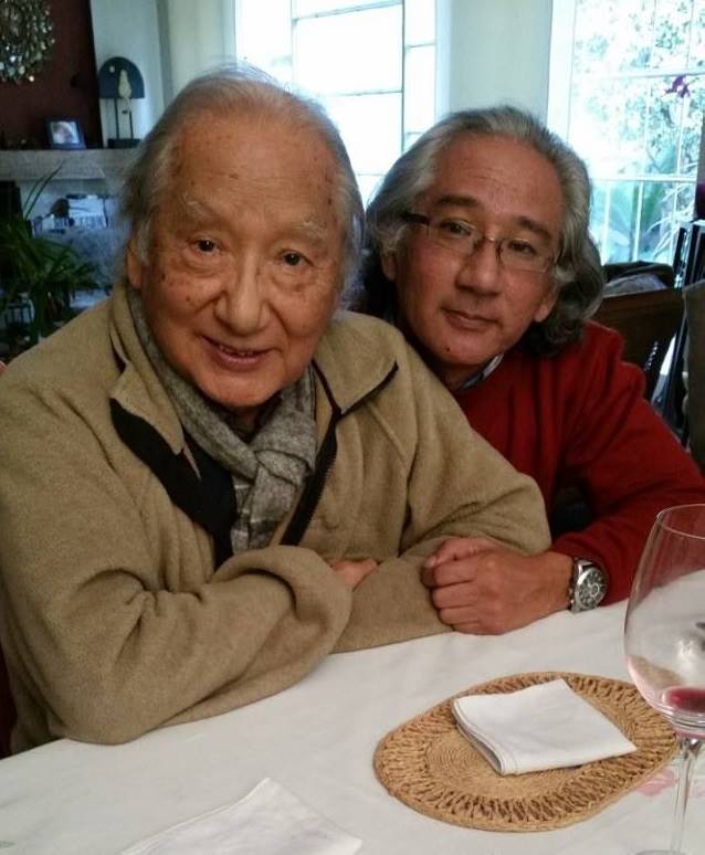 Venancio Shinki con su hijo mayor Hugo (Archivo familiar)