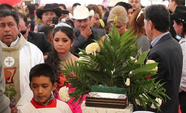 Ceremonia del cumpleanos de Rubi