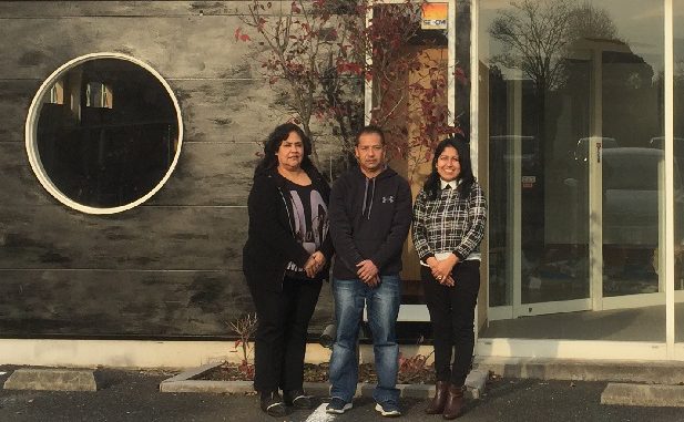 franco-miyoshi-al-centro-con-yesi-ishikawa-y-yessica-watanabe