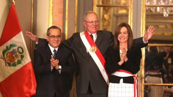 Pedro Pablo Kuczynski con Saavedra y Marilú Martens