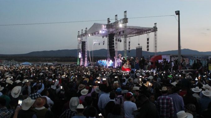 Rubi y su padre saludada por el publico