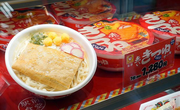 un-akai-kitsune-udon-instantaneo-pero-no-se-equivoque-es-un-pastel