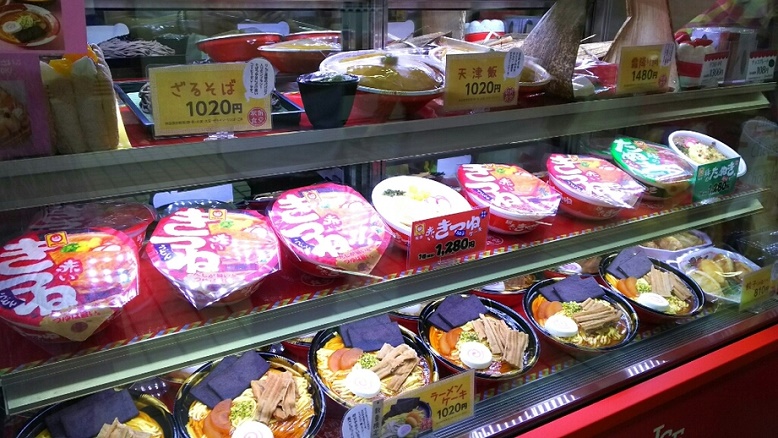 Una vitrina completas de "udon instantáneo" de pastel.