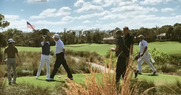 Abe y Trump chocan las manos durante el juego de golf en Florida. (Imagen Donald Trump)