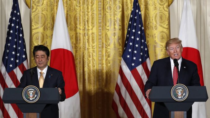 Trum y Abe en la conferencia de prensa de hoy.