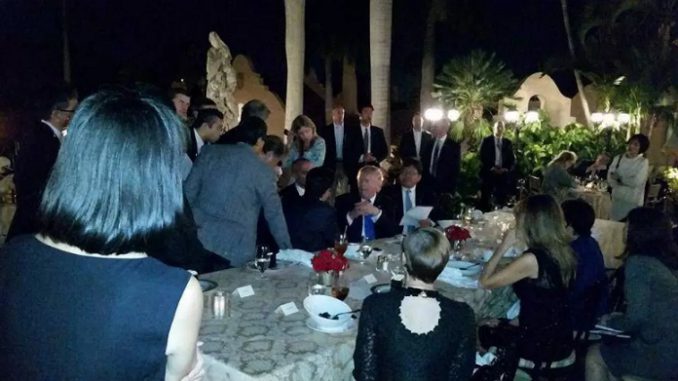 Trump y Abe en la cena, foto subida a Facebook por el empresario Richerd DeAgazio