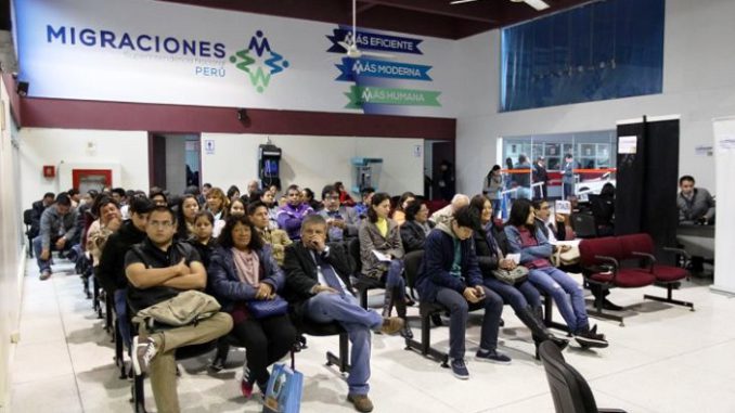 Venezolanos en Inmigracion de Lima