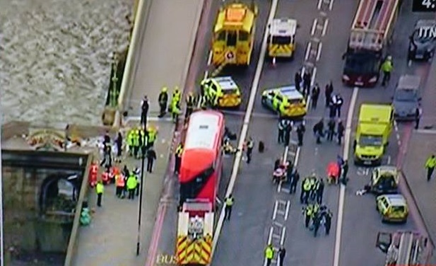 Un automóvil embistió a traseúntes en un puente de Londres.