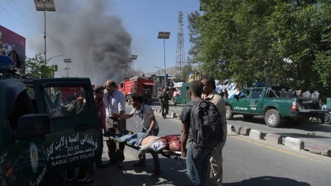 Atentado en Kabul. En la imagen, un herido conducido a la ambulancia. EFE