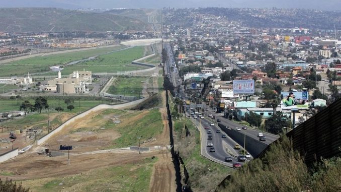 EEUU a la izquierda de la foto del muro con México.