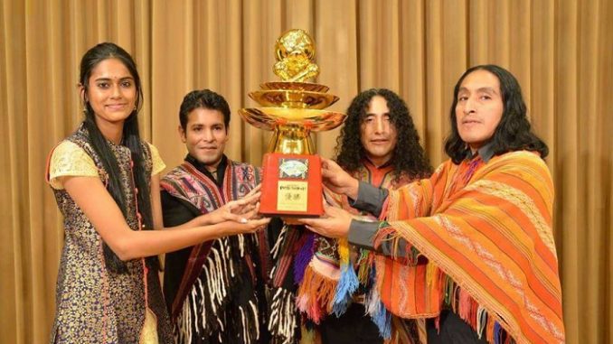 Los peruanos de Rajchari con la representante india, los ganadores. (Foto Facebook)