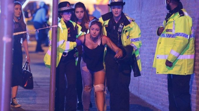 Una joven herida sale del Manchester Arena (Imagen ABC)