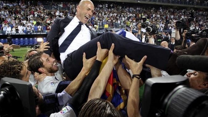 Zidane, levantado por sus jugadores para celebrar la Liga 2017 (EFE)