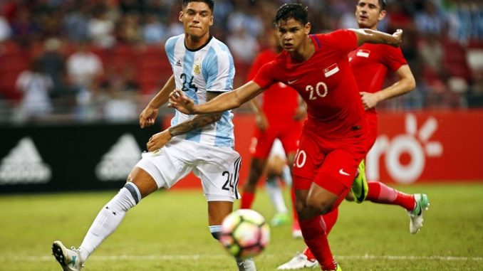 Correa ante Fandi en el amistoso Argentina - Singapur (EFE)