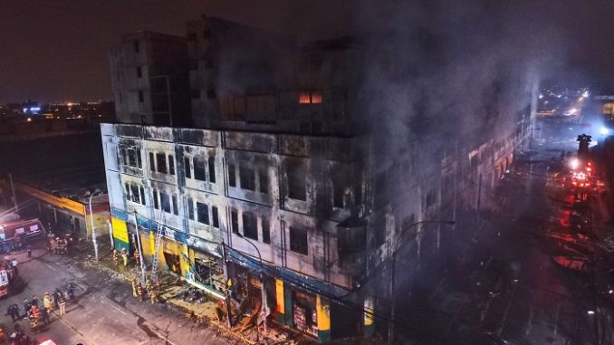 Incendio en la galería Nicolini (Foto Andina)