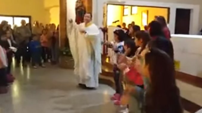 Sacerdote argentino y su version de Despacito