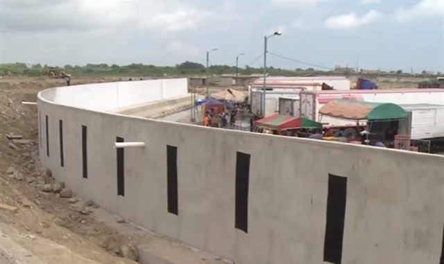 Ecuador construye su muro en a frontera con Perú.