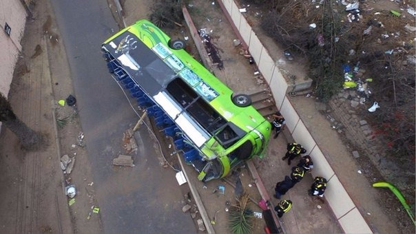 El bus turístico quedó así en el Cerro San Cristóbal en Lima, Perú.