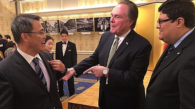 El gobernador Ohmura, el embajador Forsyth y el cónsul Miranda. Buen ambiente entre japoneses y peruanos