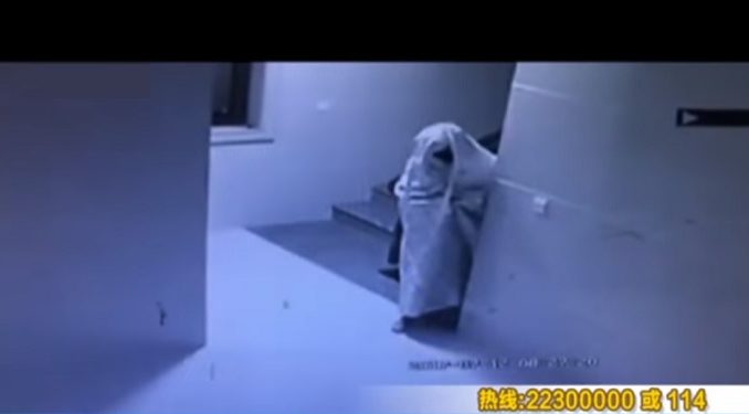 Ladrón se disfrasa de fantasma