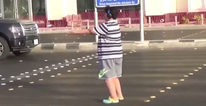 Chico detenido por bailar en la calle