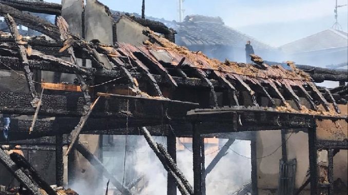 Incendio en la casa de los Satonaka en Mie (3)