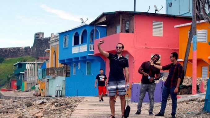 La imagen de turistas recorriendo La Perla