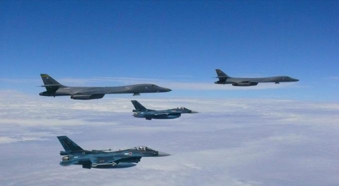 Maniobras de B-1B y cazabombarderos.