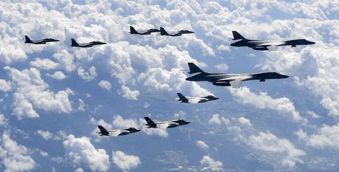 Cazas y bombarderos de EEUU simulan un ataque