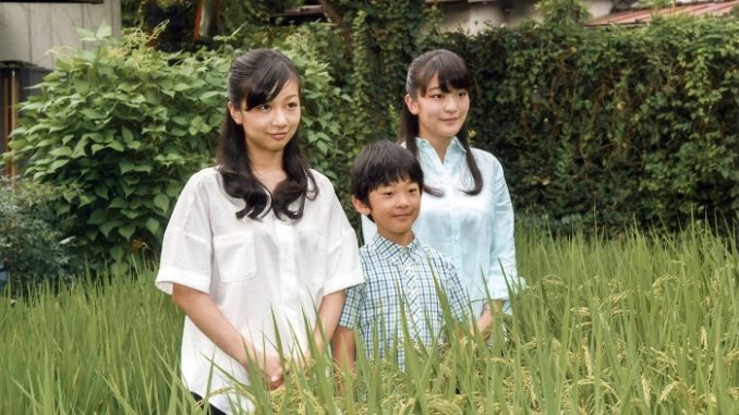 El principe Hisato con sus hermanas en 2016.