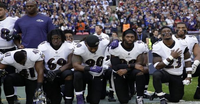 Jugadores de los Ravens de Baltimore se arrodillan para protestar.