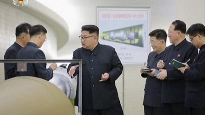 Kim Jon un inspecciona una estructura de bomba H