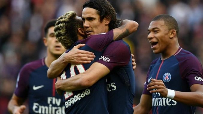 El abrazo Cavani-Neymar