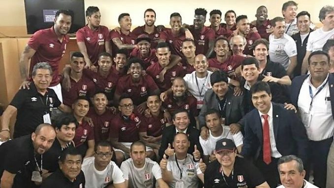 La selección en pleno, en foto de Paolo Guerrero