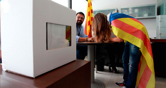 Referendo ilegal en Cataluña. (Imagen El Español)