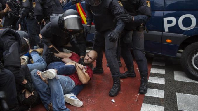 Resistencia de catalanes ante la policía