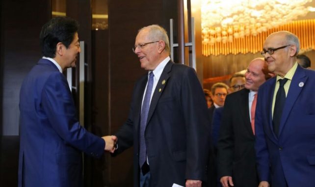 Abe y Kuczynski se saludan en APEC