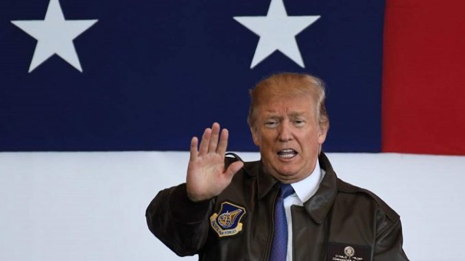 Donald Trump habla en la base de Yokota en Tokio