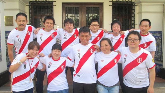 El Embajador de Japón en Perú y sus funcionarios con la camiseta de la Selección Peruana.