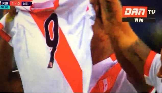 Farfán abrió el camino a la clasificación y celebró con la camiseta de Guerrero.