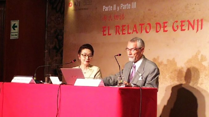La Dra Hiroko Izumi Shimono y el profesor Iván Pinto en la presentación en Lima de la II y III parte del Relato de Genji. (Foto Cedida)
