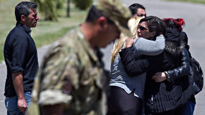 Los familiares del tripulantes del submarino sumidos en la desesperación. EFE