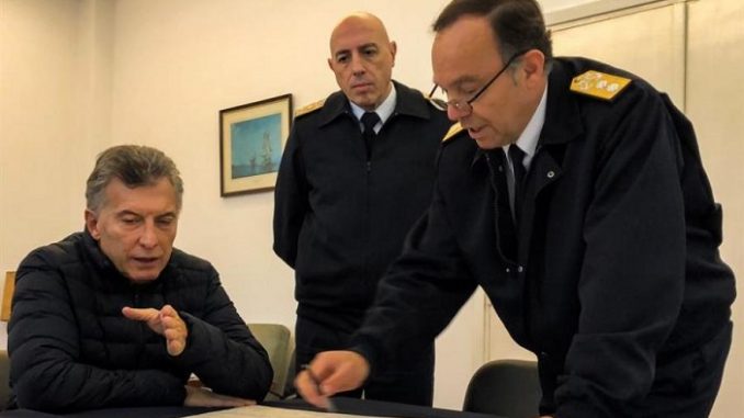 Macri en la sede de la Armada para coordinar el caso del submarino. EFE