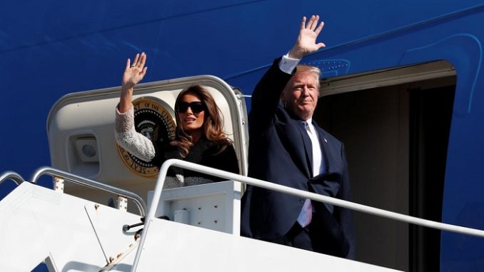 Trump y su esposa saludan a llegar a la base militar de Yokota en Japón