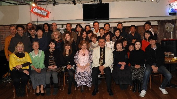 Alumnos, profesores e invitados en la fiesta de Navidad del Centro Cultural Latinoamericano de Yokohama.